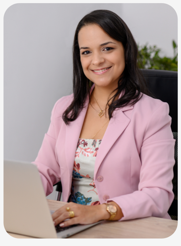 Daisy Rigo em seu espaço de trabalho